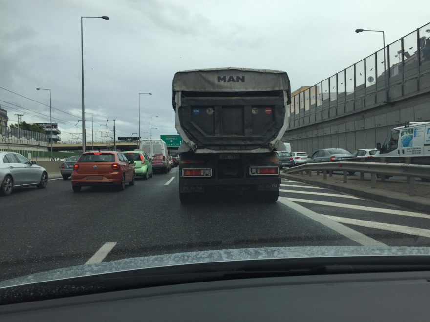 Μποτιλιάρισμα στην Αττική Οδό έπειτα από ατύχημα - Δείτε φωτογραφίες