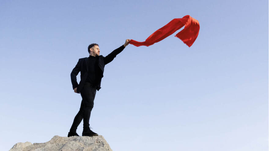 Δημήτρης Σκύλλας: Ο διεθνής συνθέτης που κάνει την κλασική μουσική σέξι 