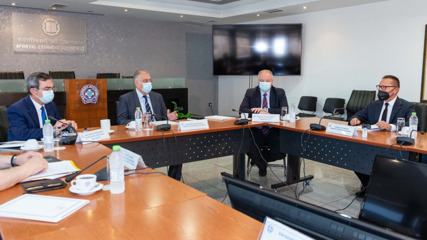 Αύξηση 200% στις ηλεκτρονικές απάτες: Συναγερμός από Θεοδωρικάκο - Τι αποφασίστηκε σε σύσκεψη με Στουρνάρα