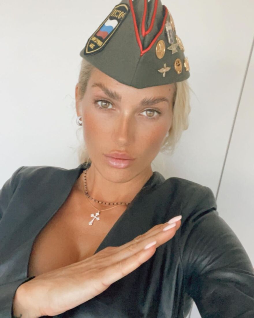 Η Βικτώρια Καρύδα στο... λόχο της Τζούλιας Νόβα: Φωτογραφίες με ρώσικο στρατιωτικό καπέλο