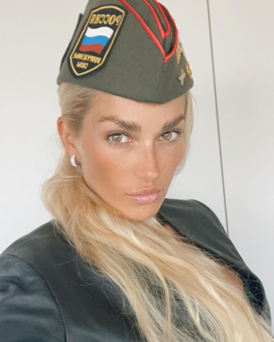 Η Βικτώρια Καρύδα στο... λόχο της Τζούλιας Νόβα: Φωτογραφίες με ρώσικο στρατιωτικό καπέλο