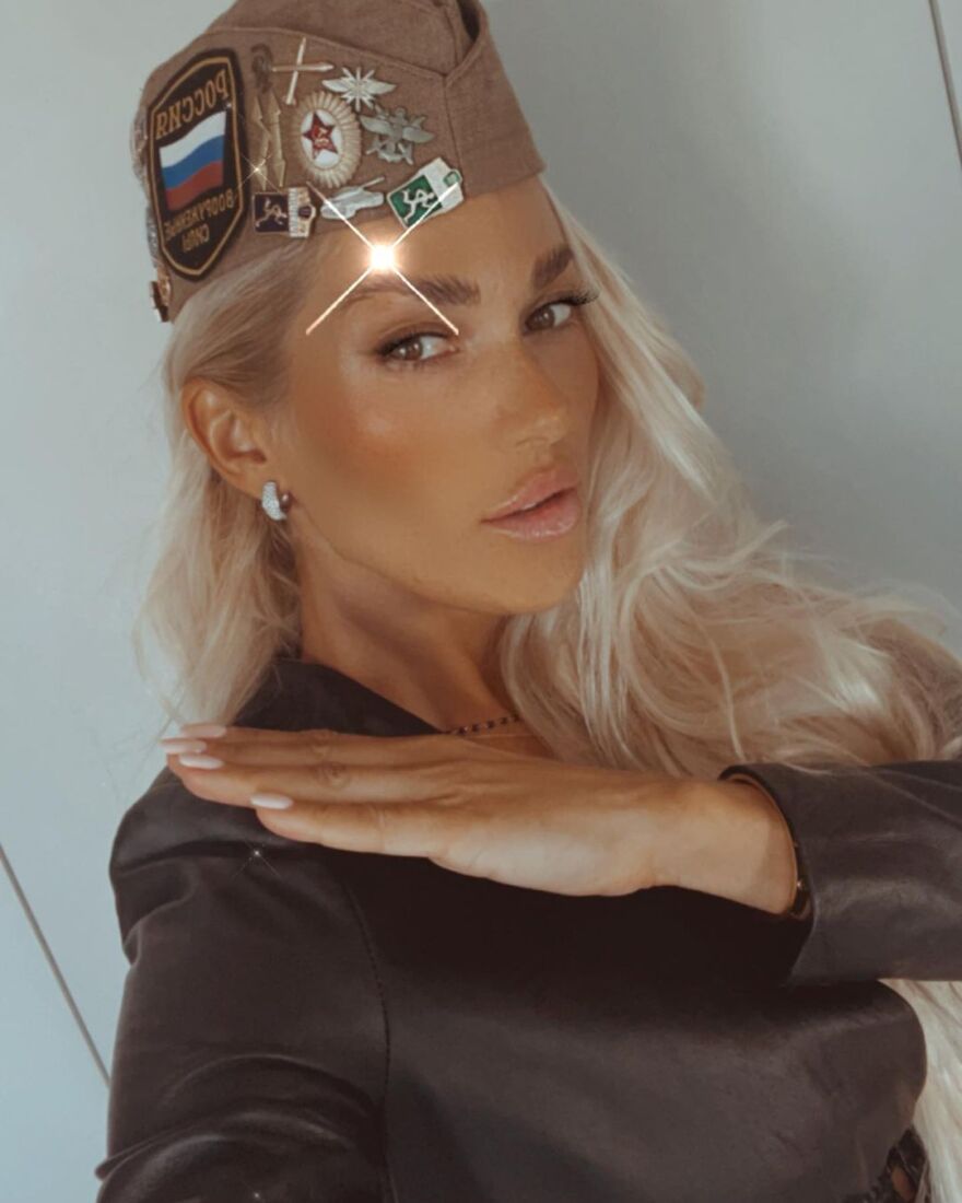 Η Βικτώρια Καρύδα στο... λόχο της Τζούλιας Νόβα: Φωτογραφίες με ρώσικο στρατιωτικό καπέλο