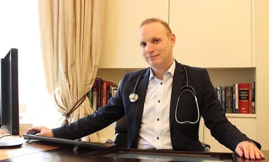 Ο ογκολόγος των «σελέμπριτι» αντιμέτωπος με τη Δικαιοσύνη - «Θεός» ή αδίστακτος εκμεταλλευτής;