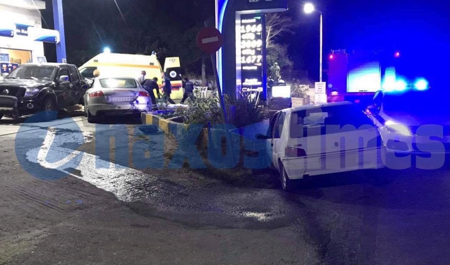 Νάξος: Σοβαρό τροχαίο με τρία οχήματα, το ένα έπεσε σε βενζινάδικο - «Μάχη» των γιατρών για να μην ακρωτηριαστεί ένας τραυματίας