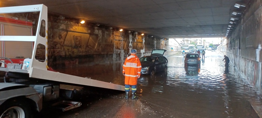 Κακοκαιρία «Μπάλλος»: Πλημμύρισε ο Κολωνός - Εγκλωβίστηκαν αυτοκίνητα στη Νέα Σμύρνη