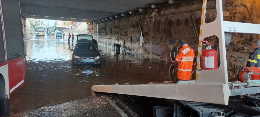 Κακοκαιρία «Μπάλλος»: Πλημμύρισε ο Κολωνός - Εγκλωβίστηκαν αυτοκίνητα στη Νέα Σμύρνη