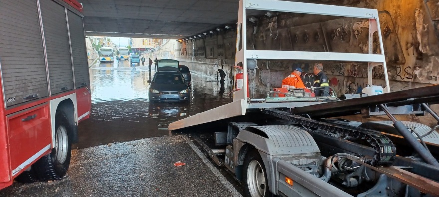 Κακοκαιρία «Μπάλλος»: Πλημμύρισε ο Κολωνός - Εγκλωβίστηκαν αυτοκίνητα στη Νέα Σμύρνη