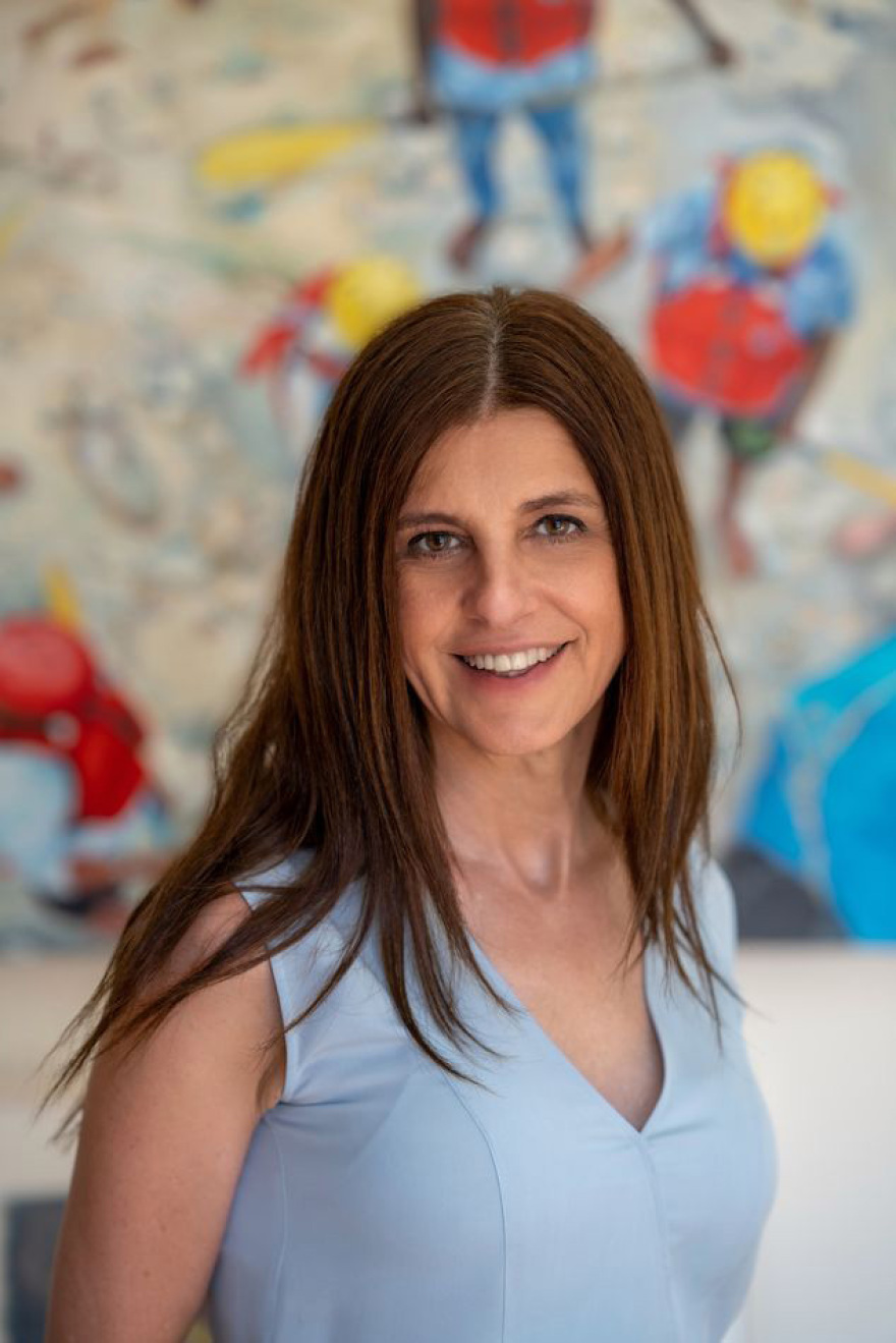 Η Ντένη Θεοχαράκη στην εμβληματική Saatchi Gallery του Λονδίνου