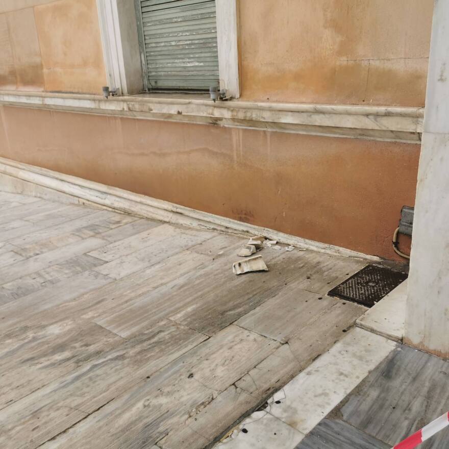 Κακοκαιρία «Μπάλλος»: Φθορές και εισροή υδάτων στη Βουλή από τη σφοδρή βροχόπτωση