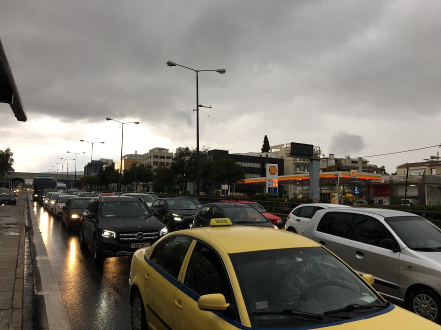 Κακοκαιρία «Μπάλλος»: Πλημμύρισαν δρόμοι στην Αττική, πού έχει διακοπεί η κυκλοφορία