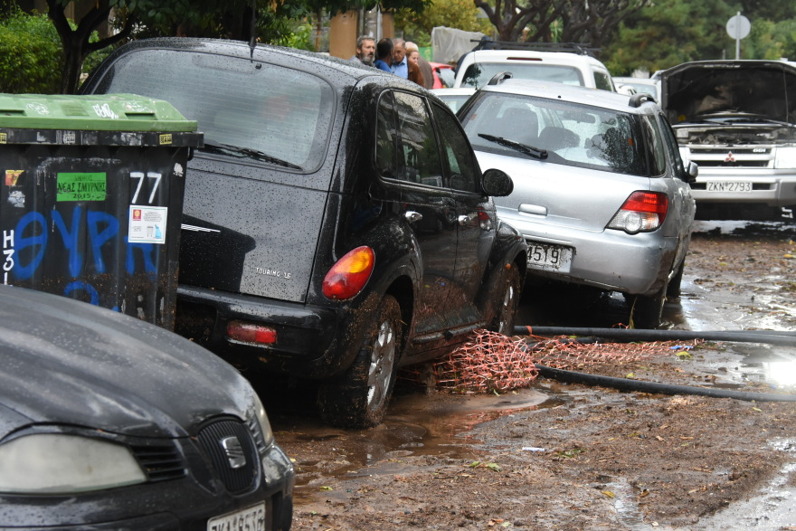 Κακοκαιρία «Μπάλλος»: Πλημμύρισε ο Κολωνός - Εγκλωβίστηκαν αυτοκίνητα στη Νέα Σμύρνη