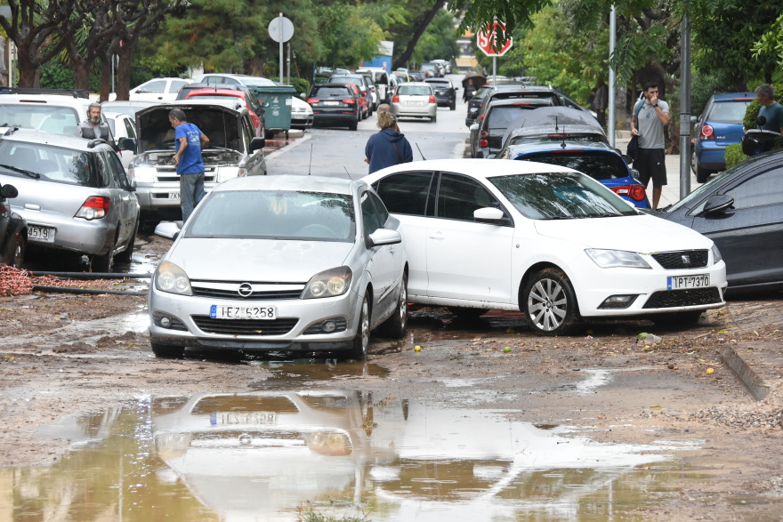 Κακοκαιρία «Μπάλλος»: Πλημμύρισε ο Κολωνός - Εγκλωβίστηκαν αυτοκίνητα στη Νέα Σμύρνη