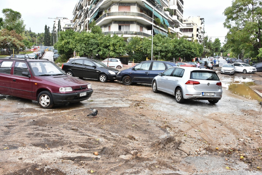 Κακοκαιρία «Μπάλλος»: Πλημμύρισε ο Κολωνός - Εγκλωβίστηκαν αυτοκίνητα στη Νέα Σμύρνη