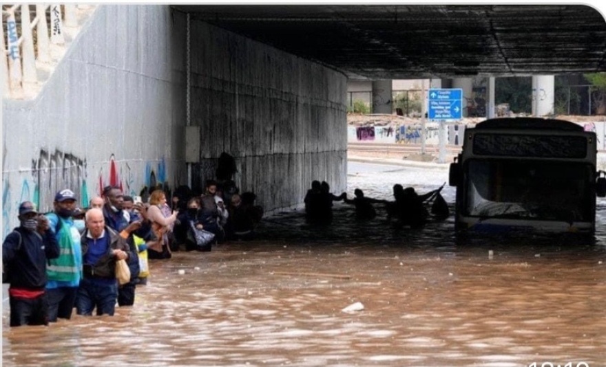 Κακοκαιρία Μπάλλος: Δείτε νέα βίντεο από το λεωφορείο που «βυθίστηκε» στην παλιά Ποσειδώνος - Έκαναν «αλυσίδα» οι επιβάτες για να βγουν