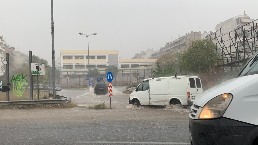 Κακοκαιρία «Μπάλλος»: Πλημμύρισαν δρόμοι στην Αττική, πού έχει διακοπεί η κυκλοφορία