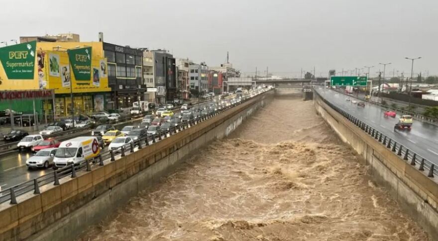 Κακοκαιρία «Μπάλλος»: Χάος στην Αττική, χείμαρροι οι δρόμοι, δεκάδες εγκλωβισμένοι οδηγοί 
