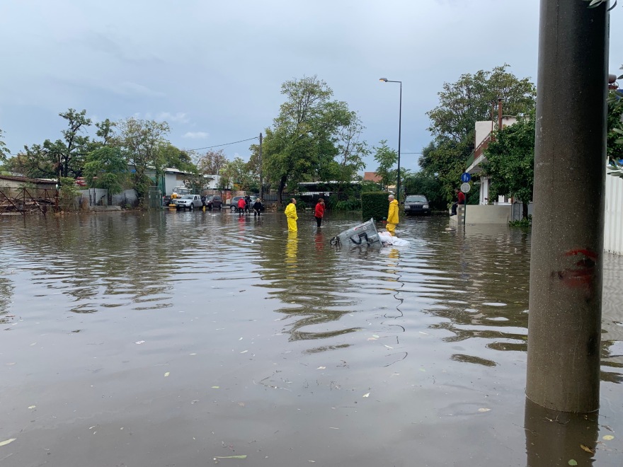 Κακοκαιρία «Μπάλλος»: Πλημμύρισε ο Κολωνός - Εγκλωβίστηκαν αυτοκίνητα στη Νέα Σμύρνη