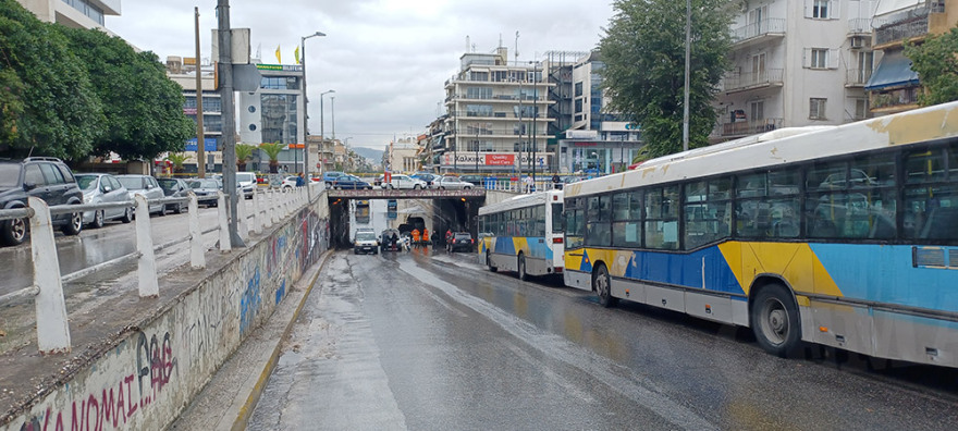 Κακοκαιρία «Μπάλλος»: Πλημμύρισε ο Κολωνός - Εγκλωβίστηκαν αυτοκίνητα στη Νέα Σμύρνη