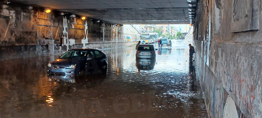 Κακοκαιρία «Μπάλλος»: Πλημμύρισε ο Κολωνός - Εγκλωβίστηκαν αυτοκίνητα στη Νέα Σμύρνη