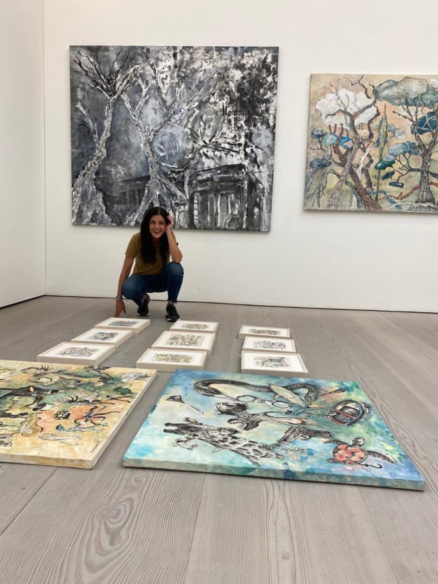 Η Ντένη Θεοχαράκη στην εμβληματική Saatchi Gallery του Λονδίνου