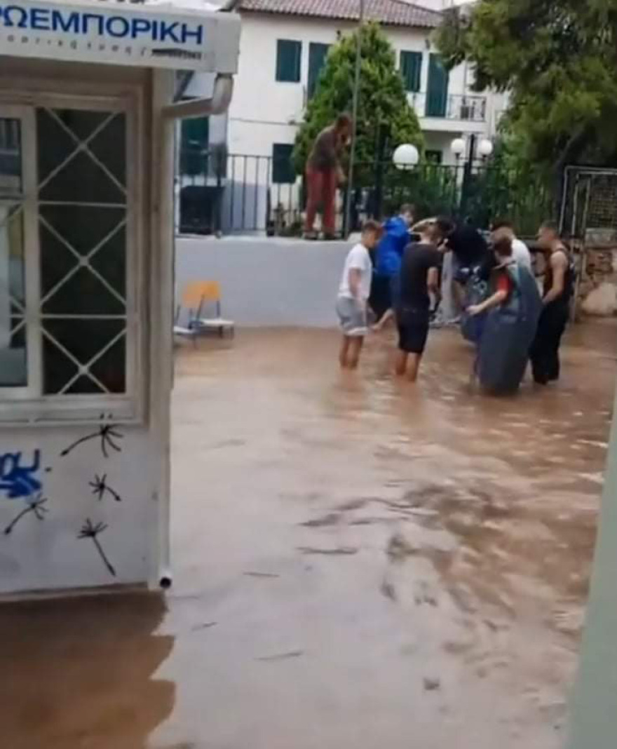 Κακοκαιρία «Μπάλλος» - Νέα Φιλαδέλφεια: Μαθητές έφτιαξαν... γέφυρα με θρανία για να βγουν από πλημμυρισμένες τάξεις