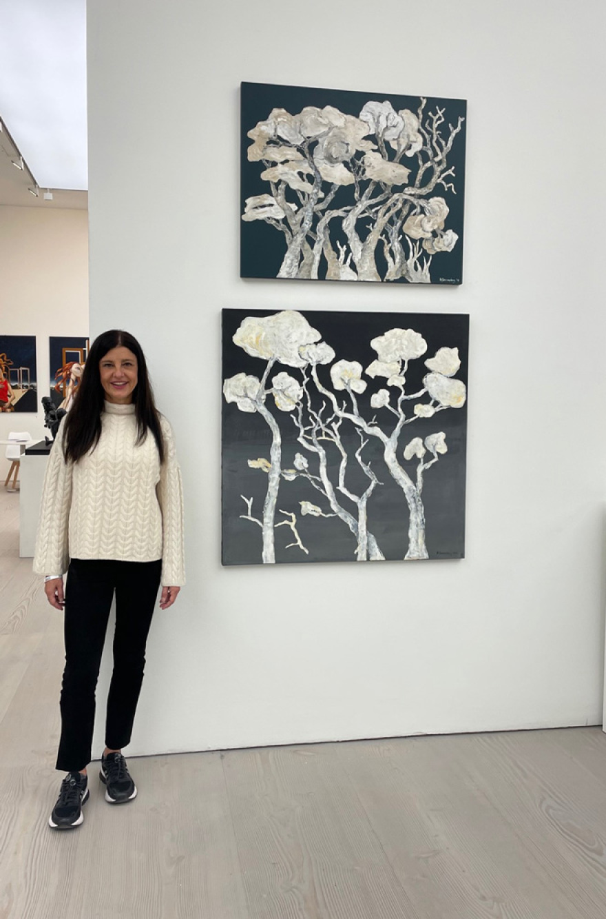 Η Ντένη Θεοχαράκη στην εμβληματική Saatchi Gallery του Λονδίνου