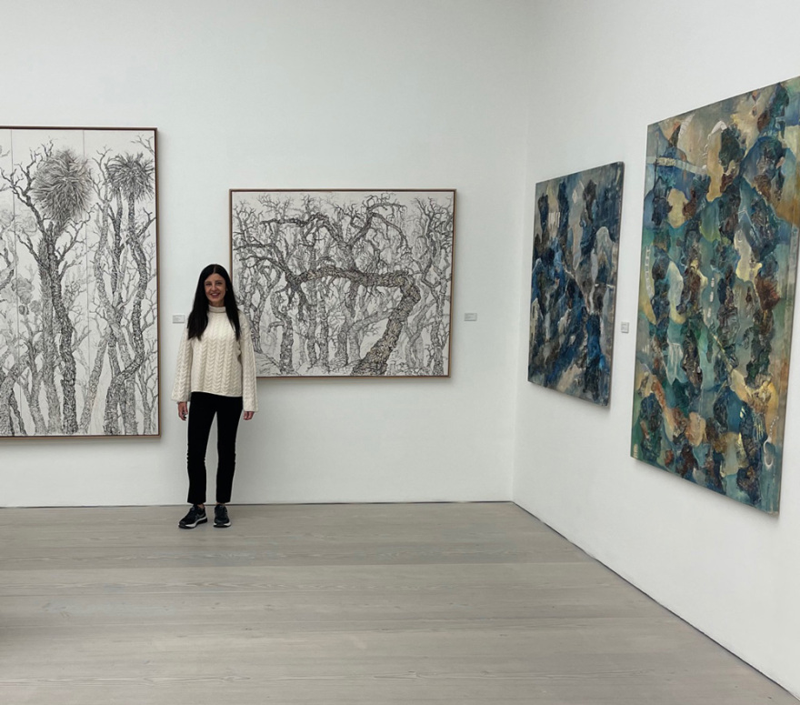Η Ντένη Θεοχαράκη στην εμβληματική Saatchi Gallery του Λονδίνου