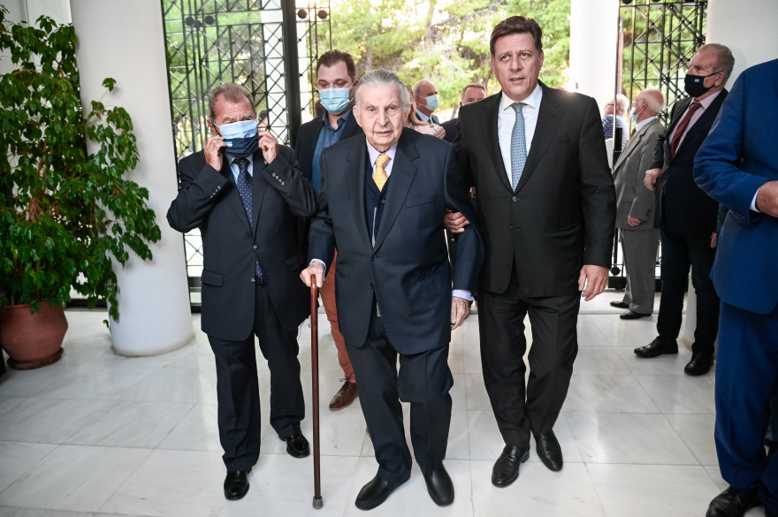 Γιατί ανηφόρισαν στη Φιλόθεη όλες οι «φυλές» της Κεντροδεξιάς: Τα μηνύματα και οι συμβολισμοί