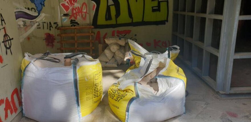 Αντιεξουσιαστές έχτισαν αυθαίρετο μέσα στο Πολυτεχνείο! – Το ξήλωσε η Αστυνομία