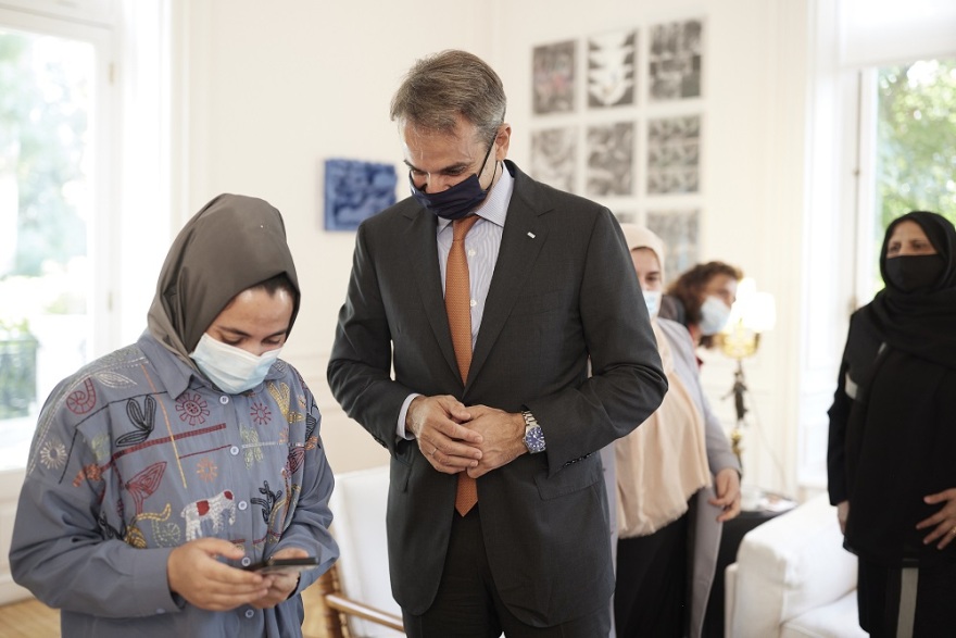 Συνάντηση Μητσοτάκη με γυναίκες βουλευτές και δικαστικούς από το Αφγανιστάν