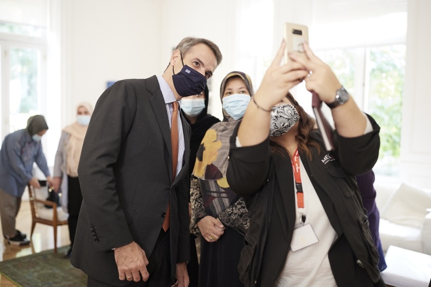 Συνάντηση Μητσοτάκη με γυναίκες βουλευτές και δικαστικούς από το Αφγανιστάν