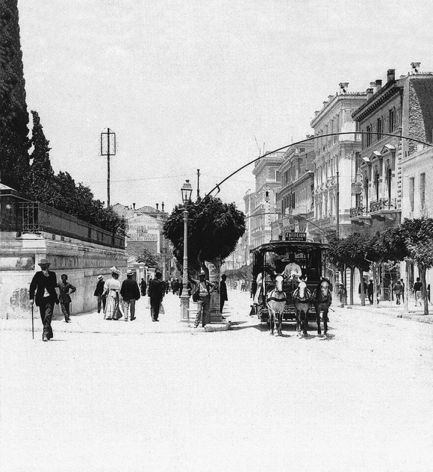 Σκηνές και αντιθέσεις σε νυχτερινό κέντρο της Αθήνας της Μπελ Eπόκ