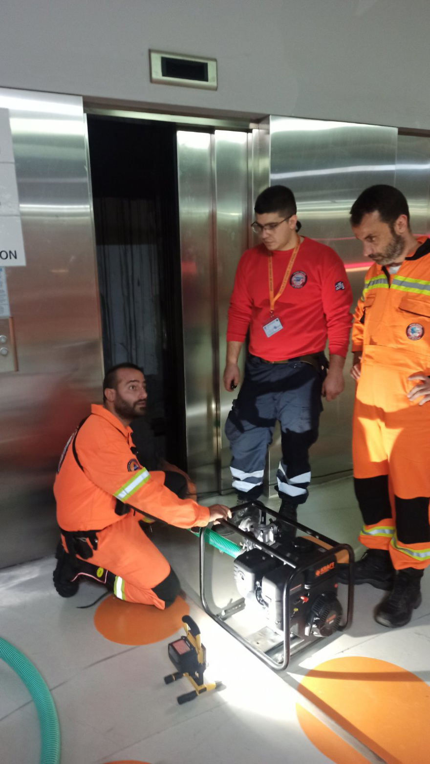 Άντληση υδάτων από χώρους του Κέντρου Πολιτισμού Ελληνικός Κόσμος του Ιδρύματος Μείζονος Ελληνισμού - Δείτε φωτογραφίες