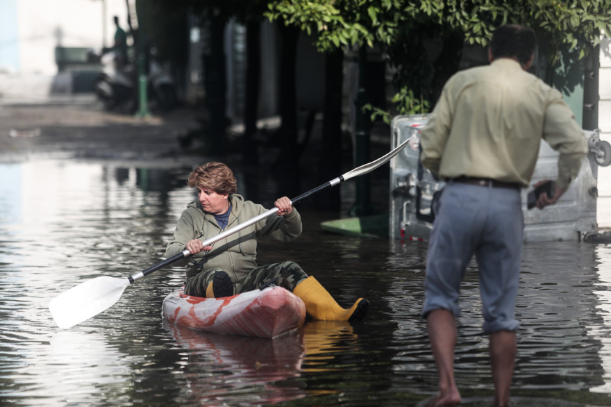 Κακοκαιρία «Μπάλλος»: Βγήκαν τα... κανό σε πλημμυρισμένο δρόμο στον Κολωνό 