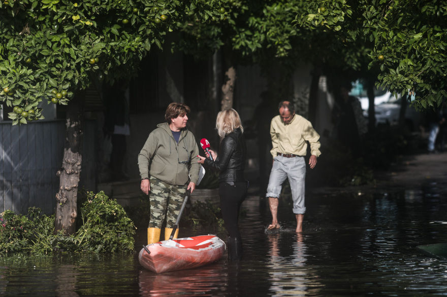Κακοκαιρία «Μπάλλος»: Βγήκαν τα... κανό σε πλημμυρισμένο δρόμο στον Κολωνό 