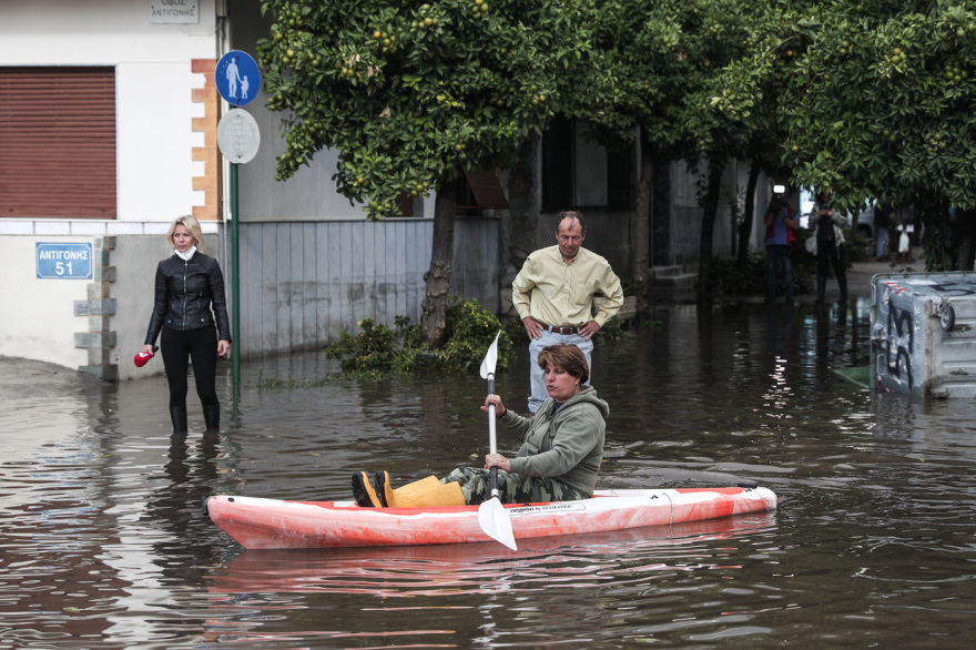 Κακοκαιρία «Μπάλλος»: Βγήκαν τα... κανό σε πλημμυρισμένο δρόμο στον Κολωνό 