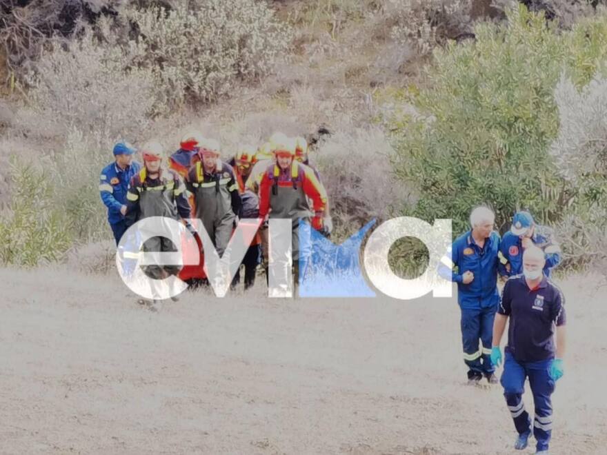 Κακοκαιρία Μπάλλος: Η στιγμή που οι άνδρες της ΕΜΑΚ ανασύρουν τη σορό του 69χρονου στην Εύβοια 