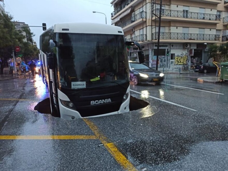 Κακοκαιρία «Μπάλλος»: Υποχώρησε οδόστρωμα και «κατάπιε» λεωφορείο στη Θεσσαλονίκη! 