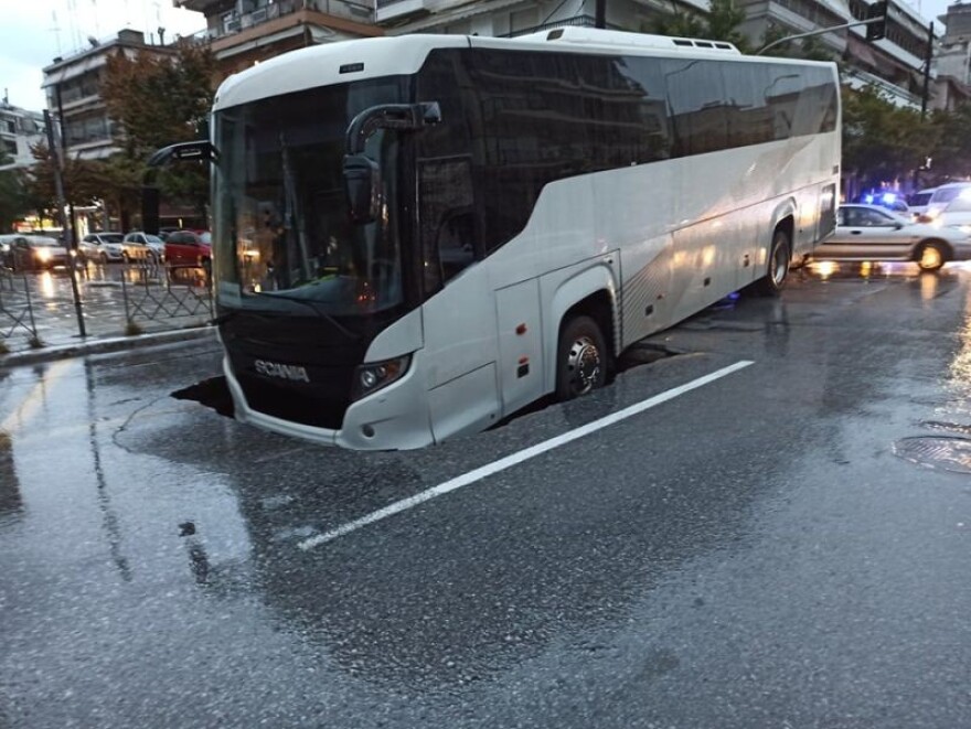 Κακοκαιρία «Μπάλλος»: Υποχώρησε οδόστρωμα και «κατάπιε» λεωφορείο στη Θεσσαλονίκη! 