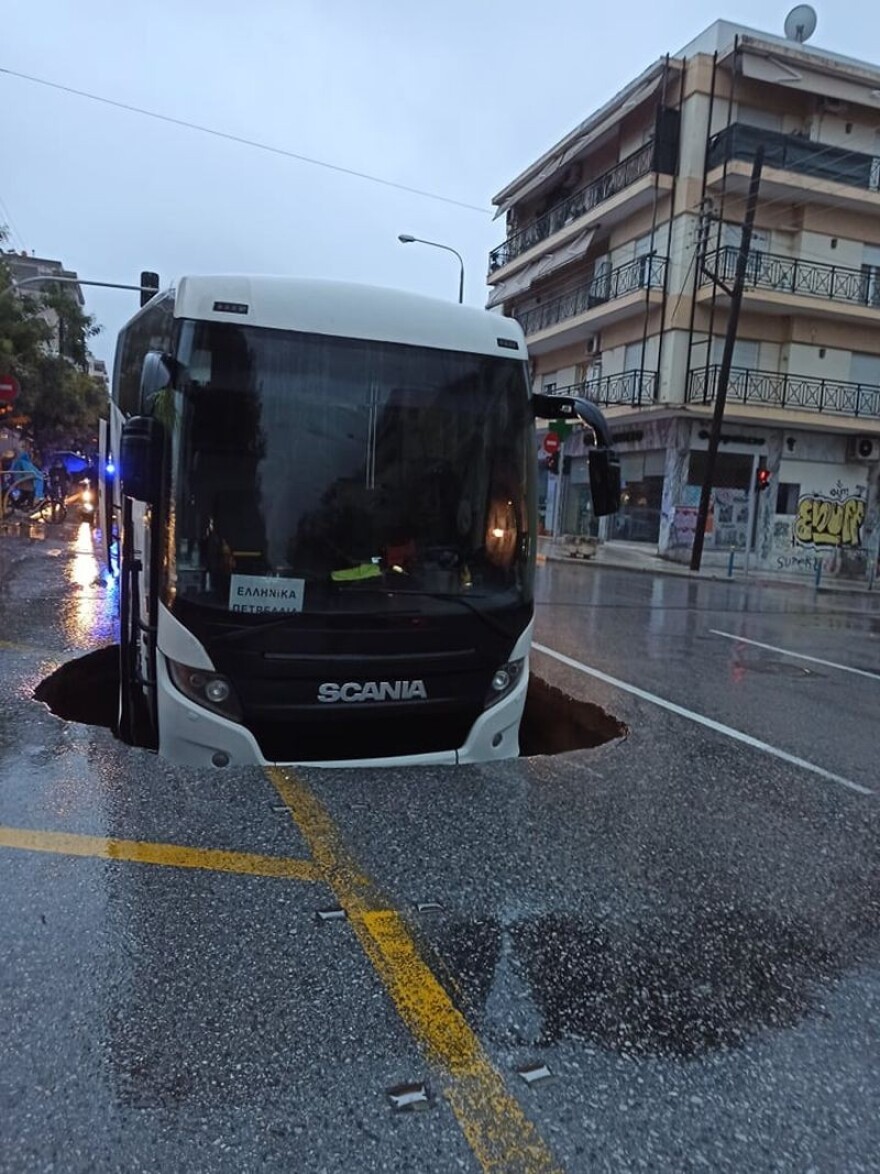 Κακοκαιρία «Μπάλλος»: Υποχώρησε οδόστρωμα και «κατάπιε» λεωφορείο στη Θεσσαλονίκη! 