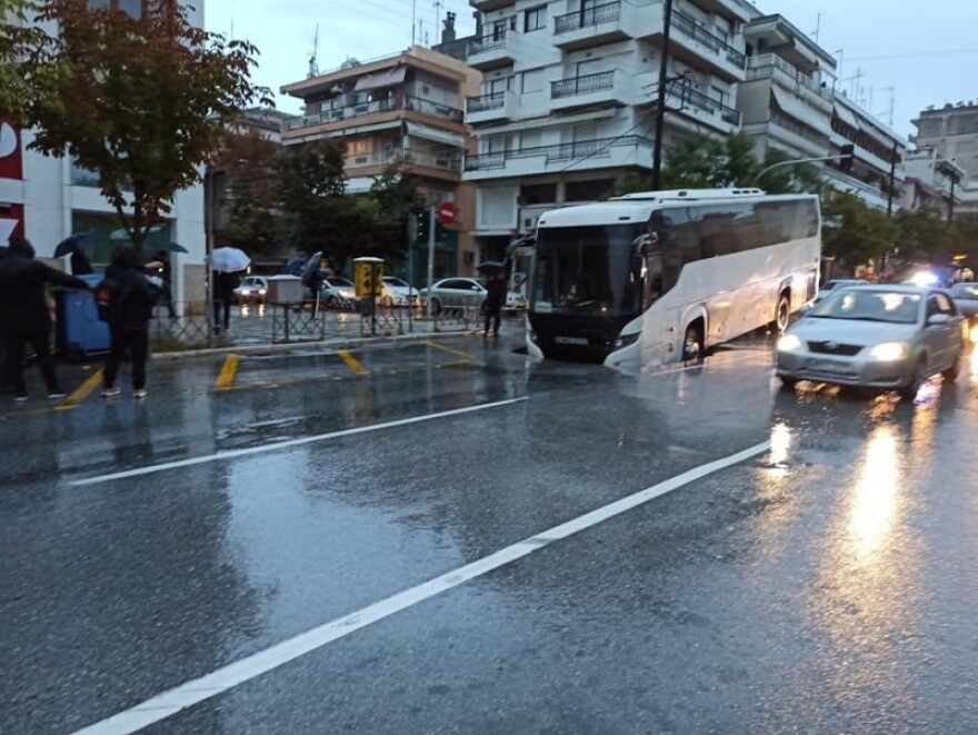 Κακοκαιρία «Μπάλλος»: Υποχώρησε οδόστρωμα και «κατάπιε» λεωφορείο στη Θεσσαλονίκη! 