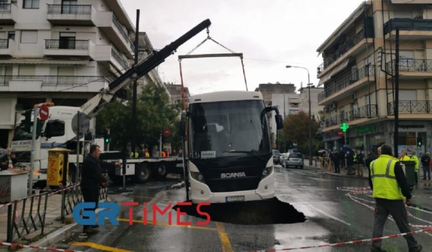 Δείτε βίντεο και φωτογραφίες από την τεράστια τρύπα που «κατάπιε» λεωφορείο στη Θεσσαλονίκη 