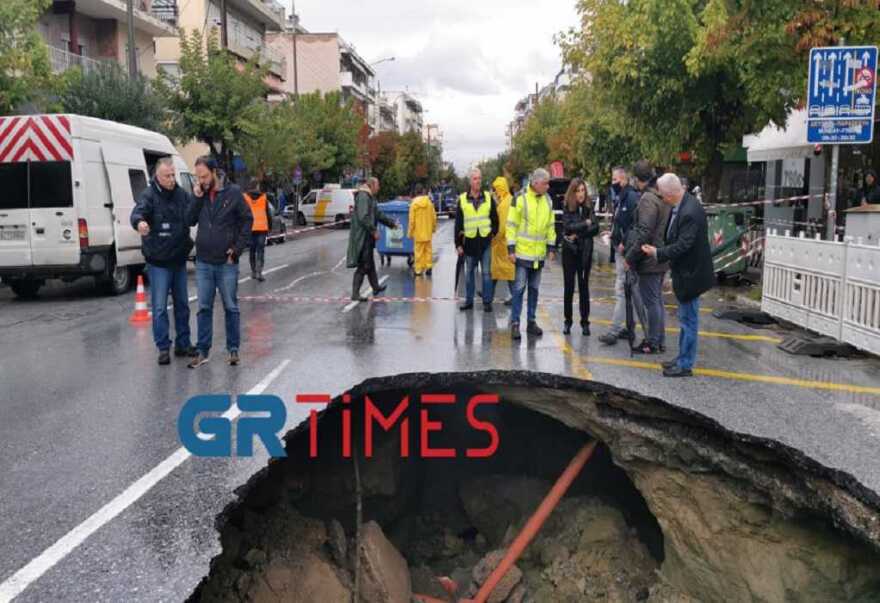 Δείτε βίντεο και φωτογραφίες από την τεράστια τρύπα που «κατάπιε» λεωφορείο στη Θεσσαλονίκη 