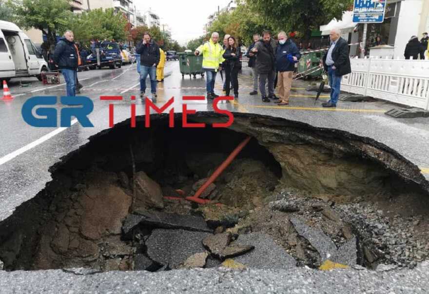 Δείτε βίντεο και φωτογραφίες από την τεράστια τρύπα που «κατάπιε» λεωφορείο στη Θεσσαλονίκη 