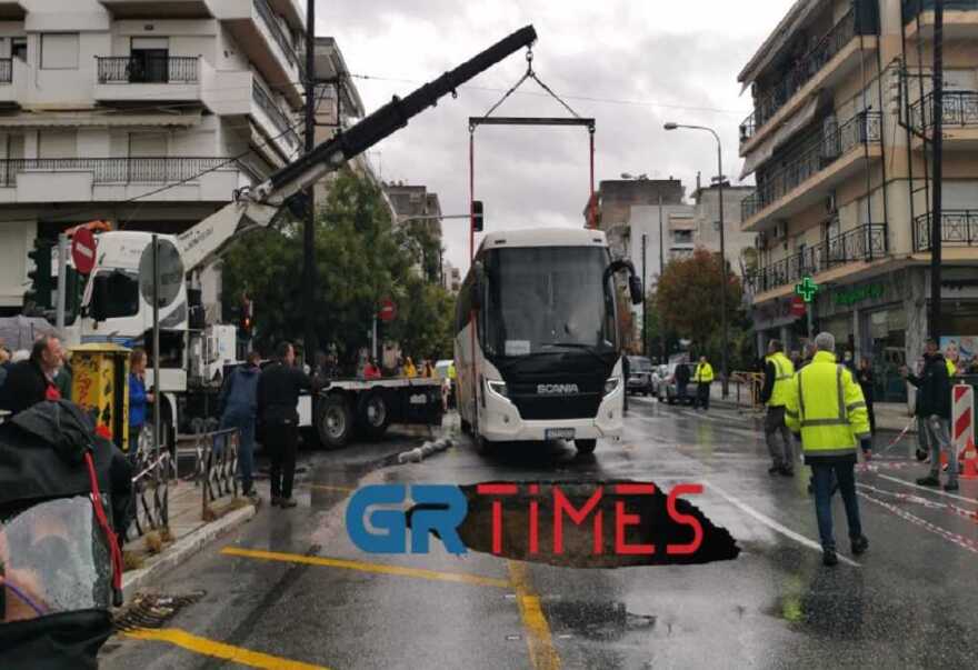 Δείτε βίντεο και φωτογραφίες από την τεράστια τρύπα που «κατάπιε» λεωφορείο στη Θεσσαλονίκη 