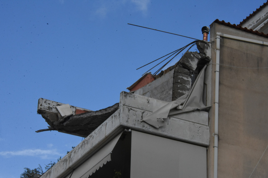 Κακοκαιρία «Μπάλλος»: Έπεσε μπαλκόνι πολυκατοικίας στο Χαλάνδρι