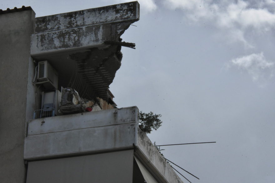 Κακοκαιρία «Μπάλλος»: Έπεσε μπαλκόνι πολυκατοικίας στο Χαλάνδρι