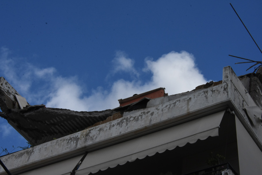 Κακοκαιρία «Μπάλλος»: Έπεσε μπαλκόνι πολυκατοικίας στο Χαλάνδρι