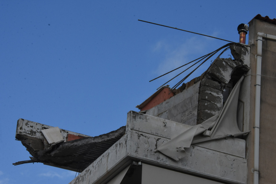 Κακοκαιρία «Μπάλλος»: Έπεσε μπαλκόνι πολυκατοικίας στο Χαλάνδρι