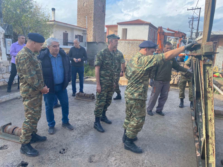 Κακοκαιρία «Μπάλλος» - Εύβοια: Ο στρατός τοποθέτησε γέφυρα 15 μέτρων στα Πολιτικά